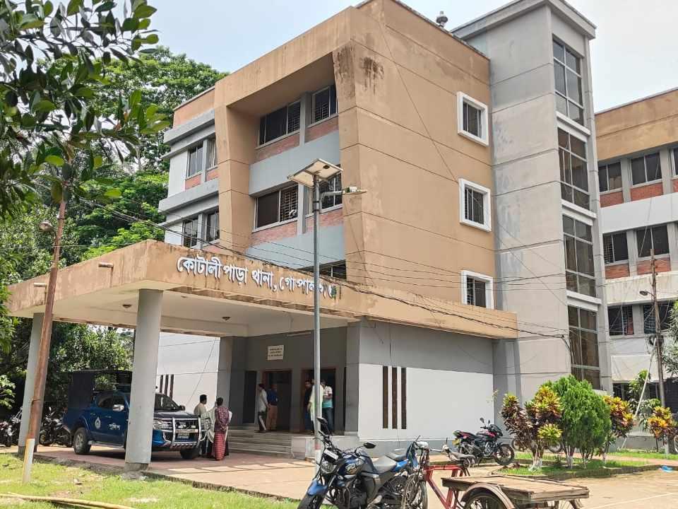 কোটালীপাড়ায় খালে ভেসে উঠল যুবকের  লাশ